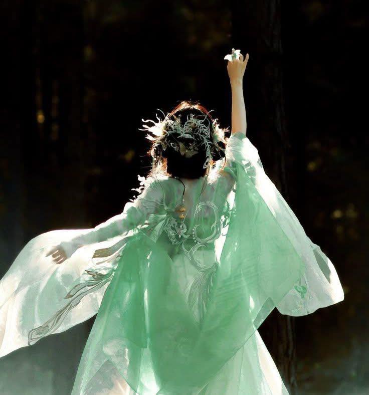 Bệ Hạ, Xin Ngài Bớt "Nghĩ" Lại 